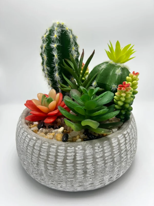 pequeñas plantas artificiales en macetas