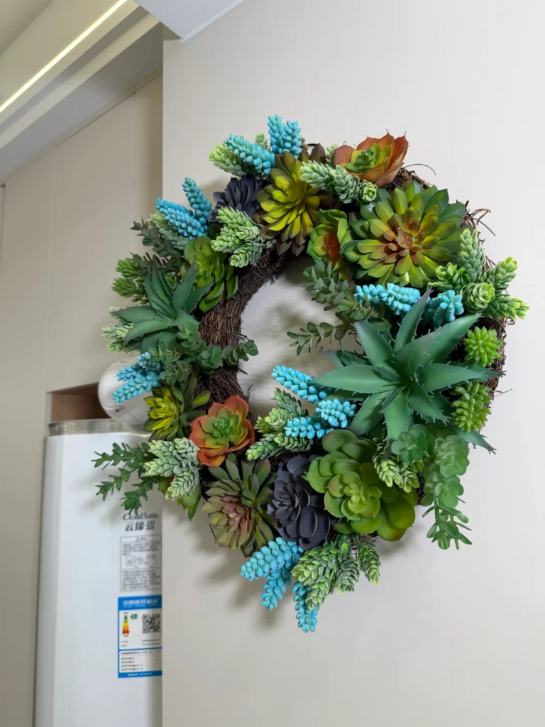 pared decorada con suculentas